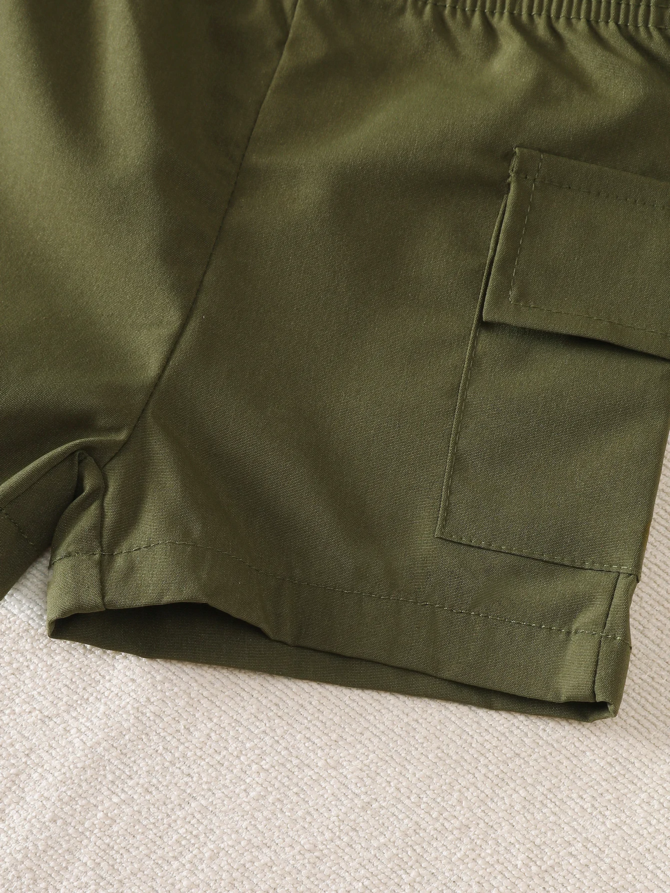 Baby- und Kleinkind-Sommermode, lässiger britischer Stil, Poloshirt und Shorts Zweiteiler-Set, erbsengrünes besticktes Pony-Revers-Oberteil + armeegrüne Cargo-Shorts mit Taschen, 2-teiliges Set – Detail 6