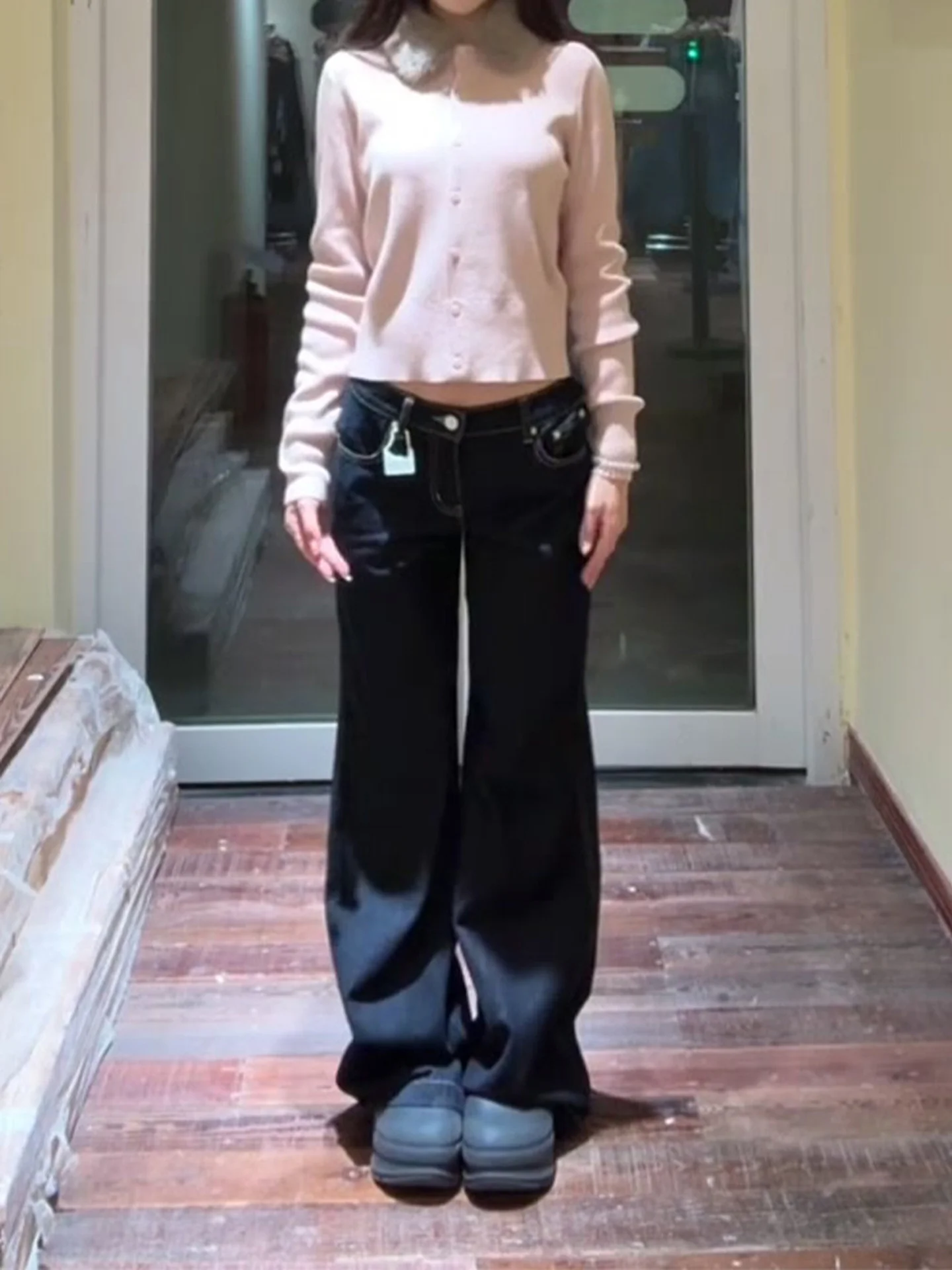 กางเกงยีนส์ทรงตรงขาบานเอวต่ำสีน้ำเงินเข้มสำหรับผู้หญิง ฤดูใบไม้ร่วง ฤดูหนาว 2025 รุ่นใหม่ ระดับไฮเอนด์ ช่วยให้ดูผอมเพรียว