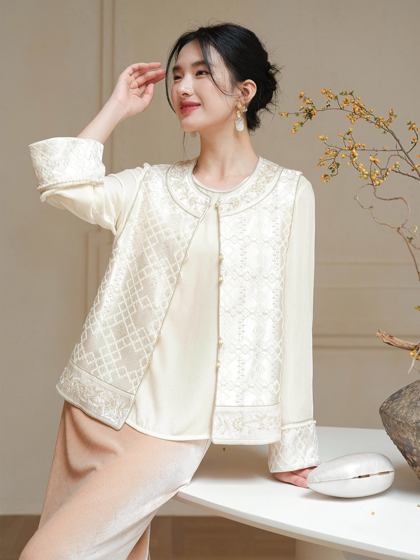 

Acetate Embroidered Satin Women's Vest 2025 Autumn New Chinese Sle Loose Fit ort Top round Ne Single Button Closure