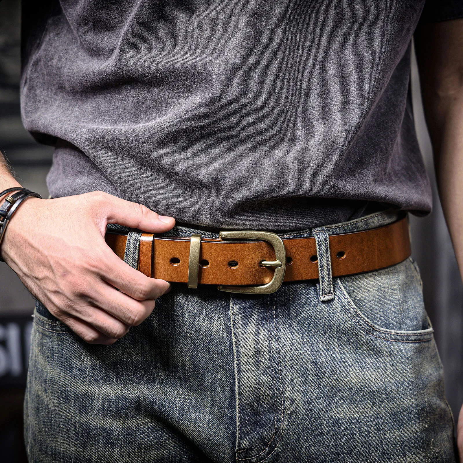 S.WORKER Klassischer dicker Herrengürtel aus echtem Leder, Messing-Dornschließe, vollnarbiges Rindsleder, Vintage-Freizeitgürtel für Jeans, mit Geschenkbox – Detail 6
