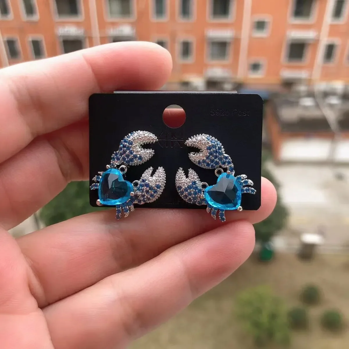 

Heavy Industry Inlaying Technology Blue Zircon Heart-shaped Crab Earrings Women's Light Luxury Ocean Element Banquet Earrings