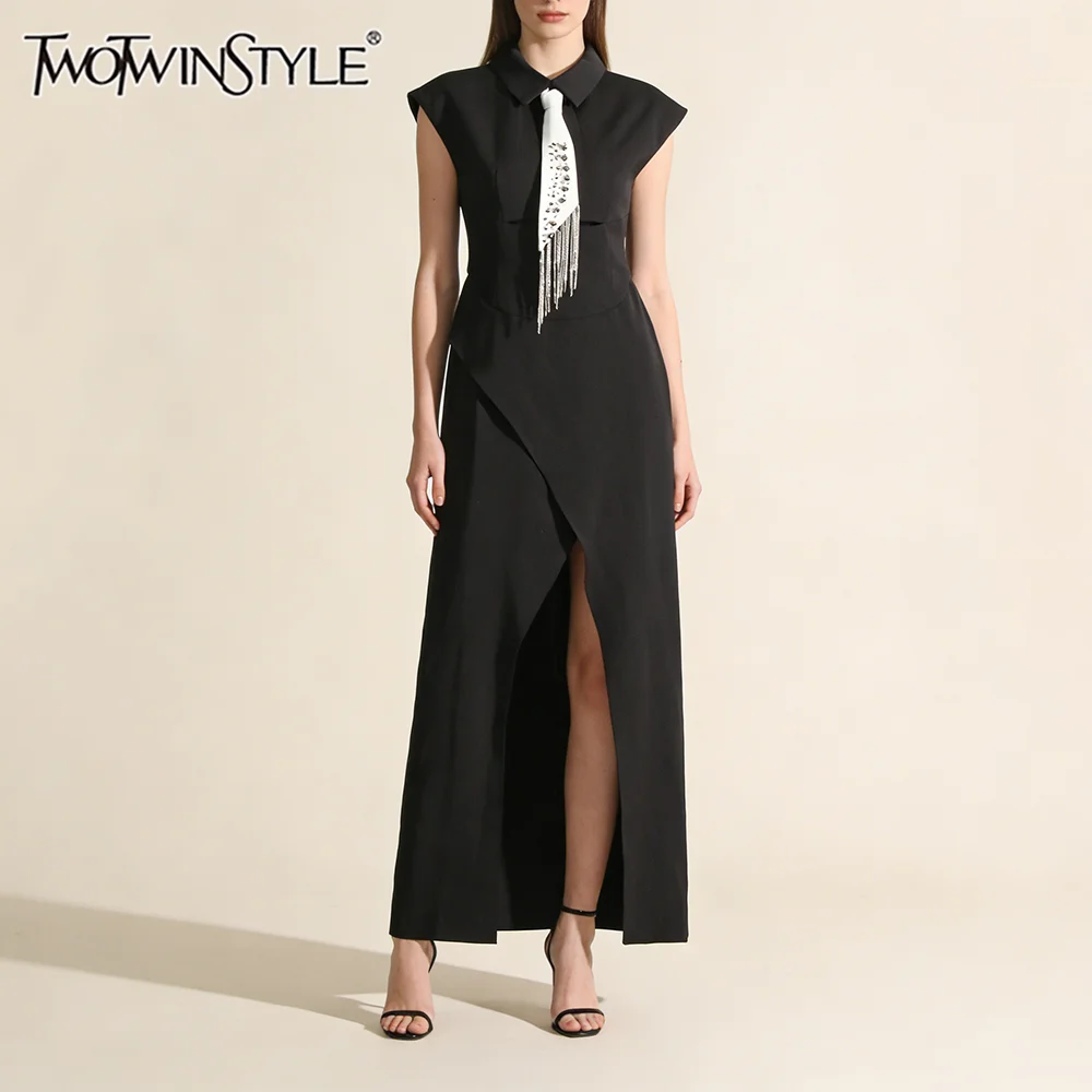 

Платье миди TWOTWINSTYLE белое с бахромой и вырезами, без рукавов, с отложным воротником, приталенное, с асимметричным разрезом, для модных мероприятий