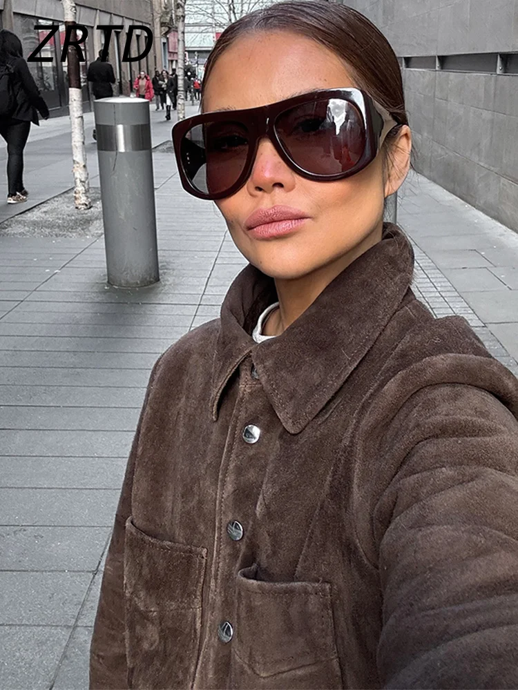 Dámská krátká hnědá semišová bunda s klopou, jednořadé zapínání, plný rukáv, kapsy, dámské kabáty, podzim 2025, dámské svrchní oblečení na dojíždění - náhled 2