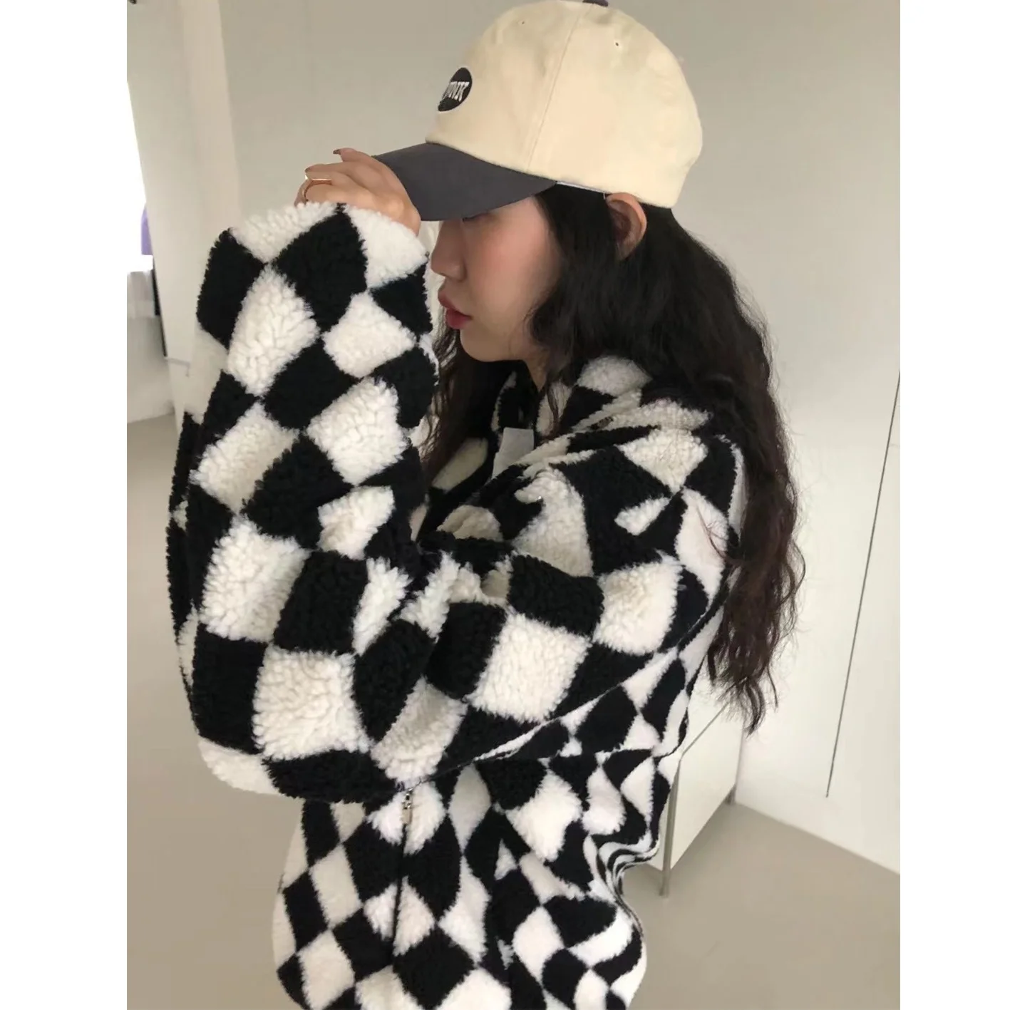 

Уникальная женская свободная куртка из меха ягненка SEI с воротником-стойкой и геометрическим узором, черно-белое длинное пальто для поездок на работу