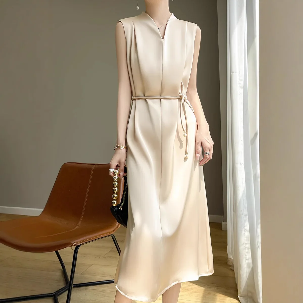 夏の女性のサテンシルクドレスノースリーブアセテートハイウエストロングドレス V ネックレースアッププルオーバー A ラインパーティーイエロードレス