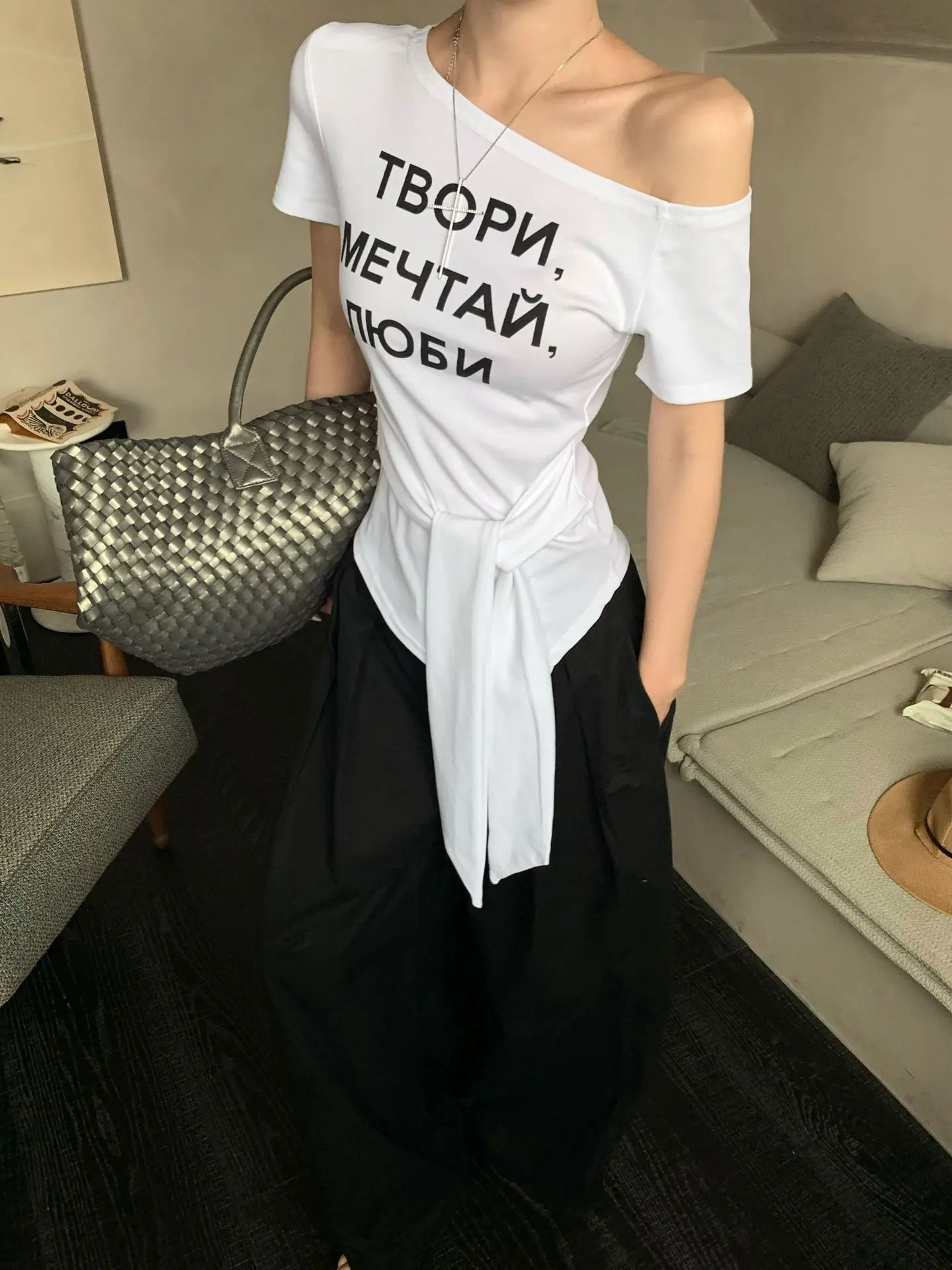 Damen Sommer T-Shirt mit Buchstaben-Print, One-Shoulder, Kurzarm, Slim-Fit Top, Mädchen Kurzes Studenten-Basisshirt, Lässiges T-Shirt für Frauen – Detail 3