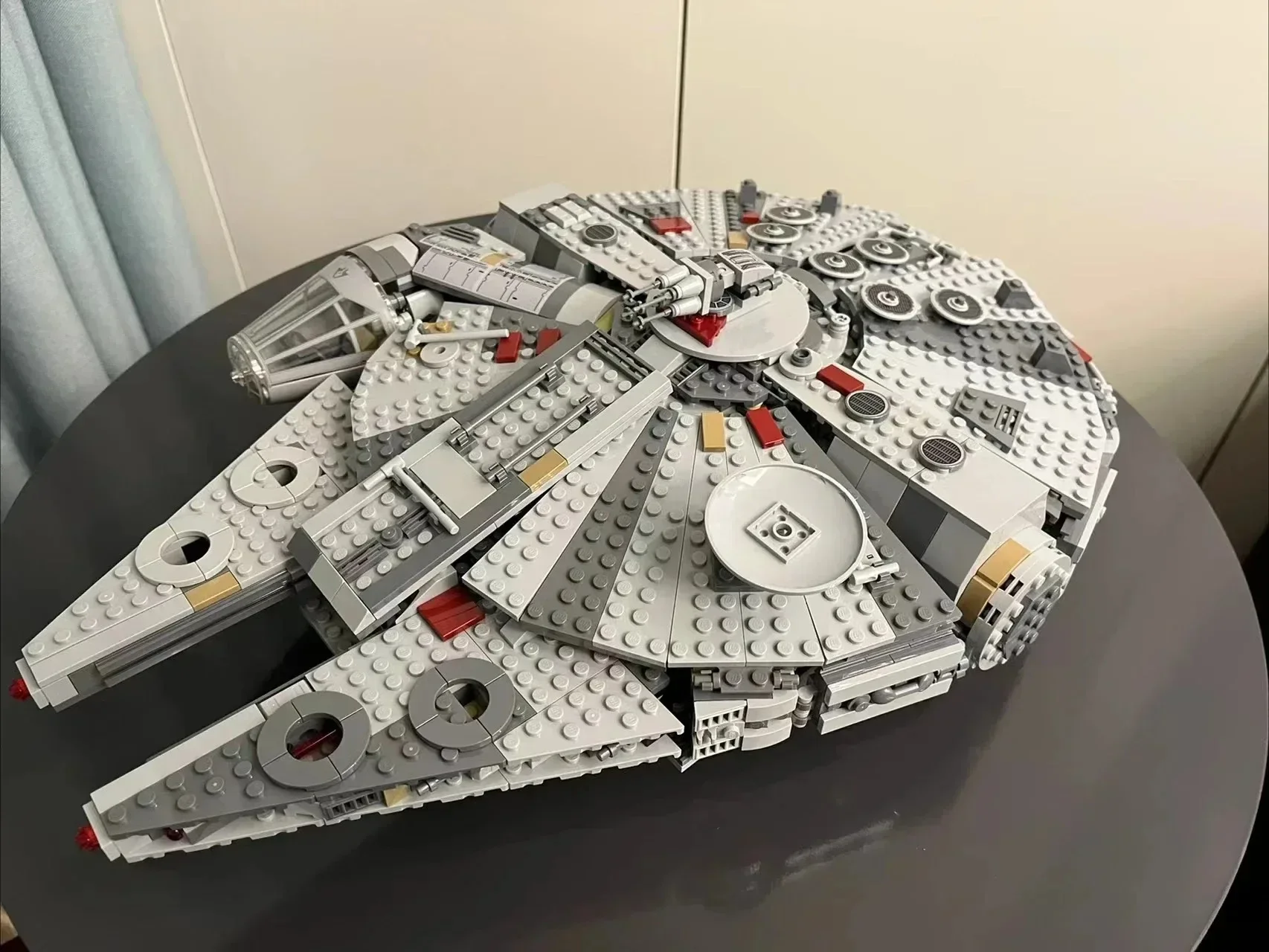 Millennium Falcon 75105 le meilleur cadeau d'anniversaire, cadeau de vacances, cadeau de fête pour enfants, blocs de construction de puzzle, jouets