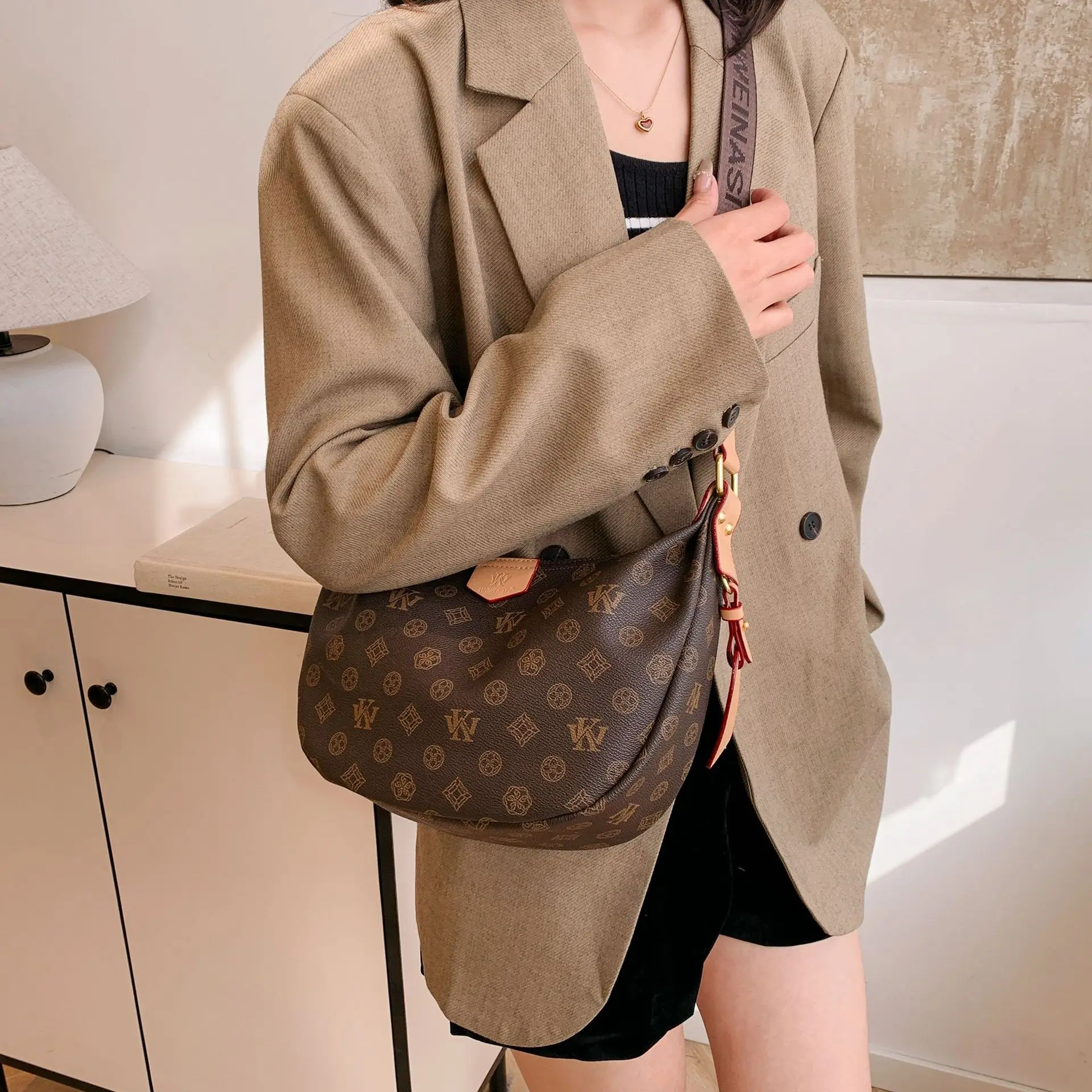 กระเป๋าโท้ททรงพระจันทร์เสี้ยว 2025, กระเป๋าทรงเกี๊ยวสุดหรูสำหรับผู้หญิง, กระเป๋าสะพายไหล่ทรงครอสบอดี้ขนาดใหญ่, กระเป๋าแบบมินิมอลใช้ได้ทั้งกลางวันและกลางคืน, กระเป๋าสะพายแบบมีเท็กซ์เจอร์