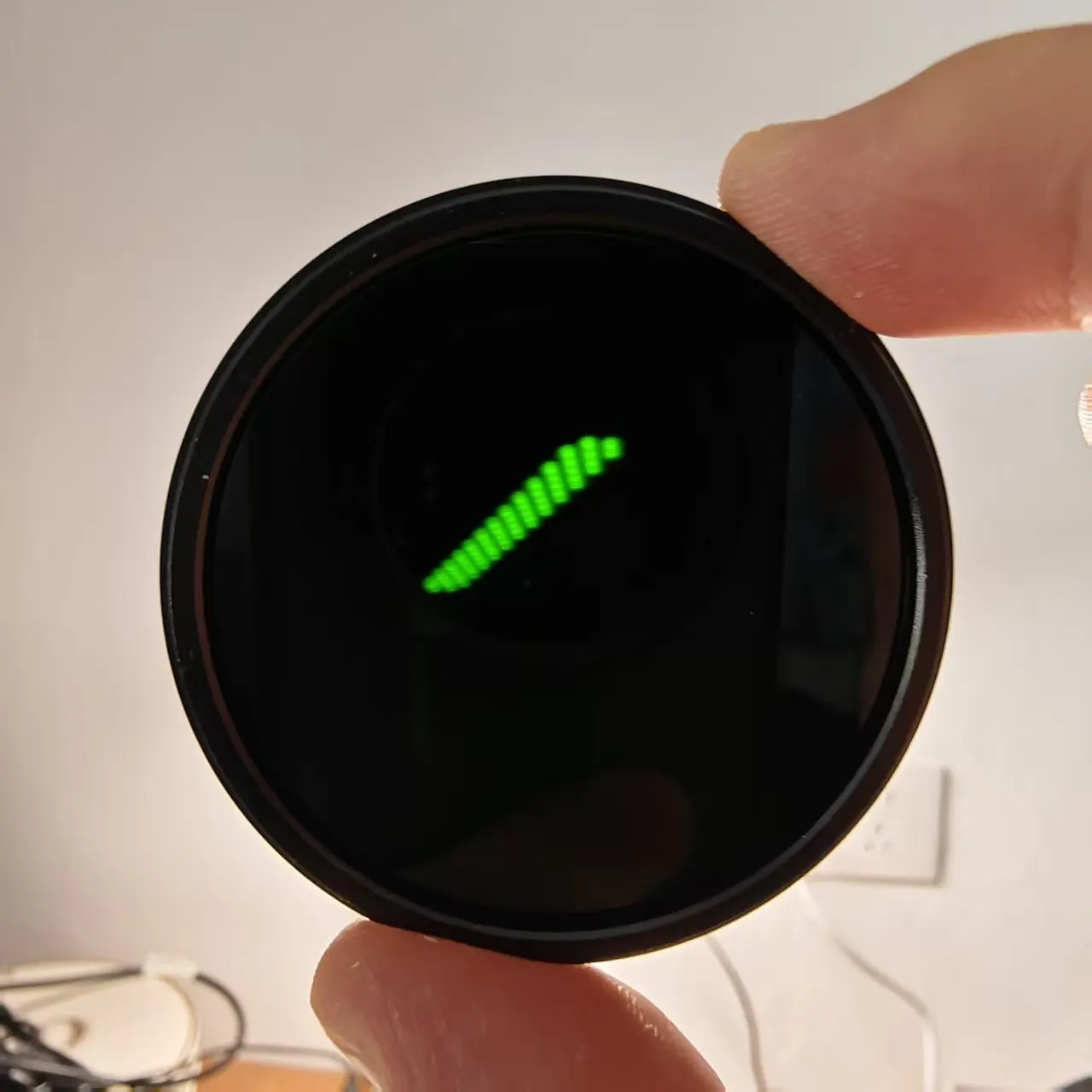 Gebruik gewoon een klein groen lichtkleurenfilterglas voor camerafotografie.
