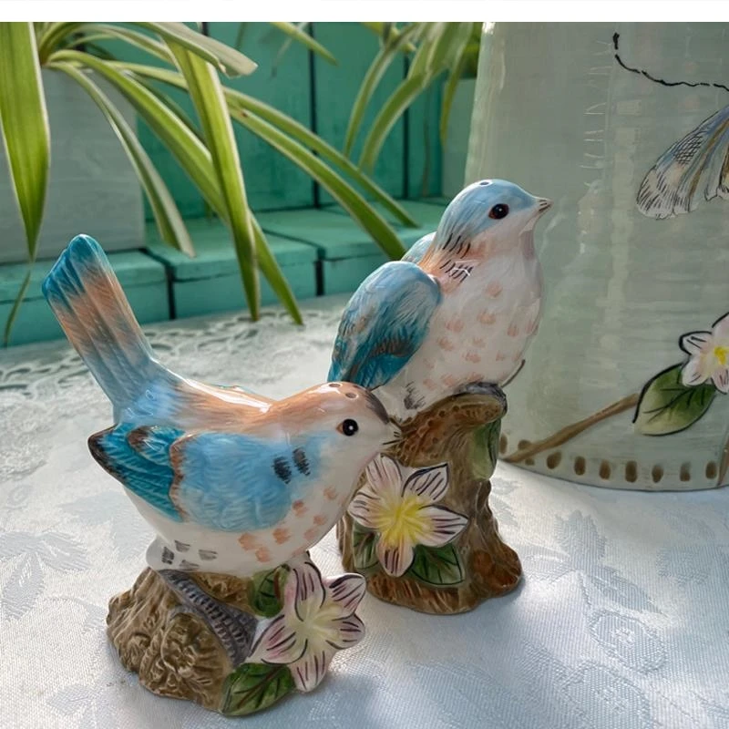 European Ceramic Bird Seasoning jar Dining table with Bluebird knickknacks A pair of pretzel jars home small decoration