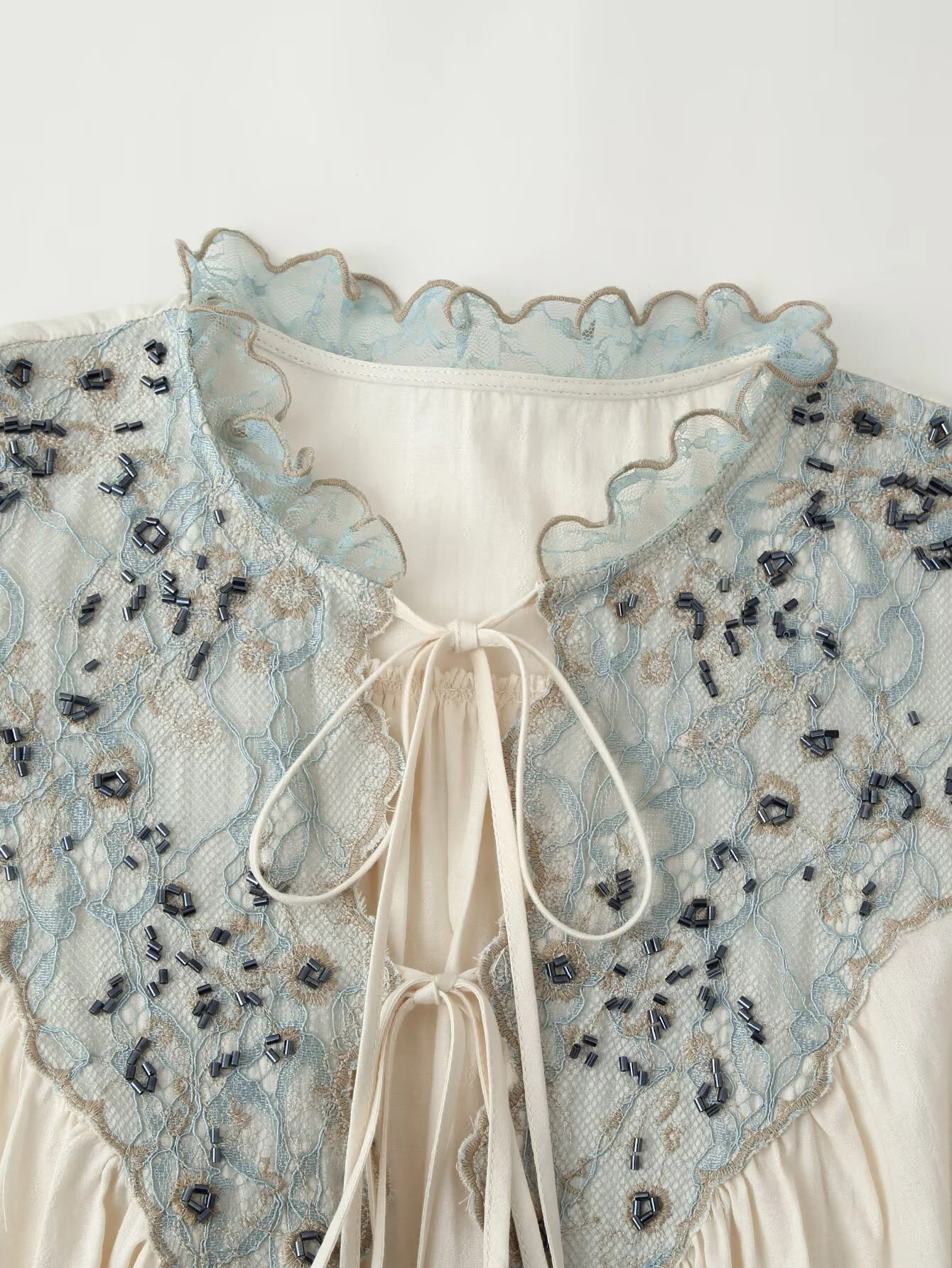 Europäischer und amerikanischer Stil 2026 Herbst Neue Damen-Freizeitbluse mit Farbblock-Design, Spitzen-Patchwork und V-Ausschnitt, Kurzarm – Detail 10