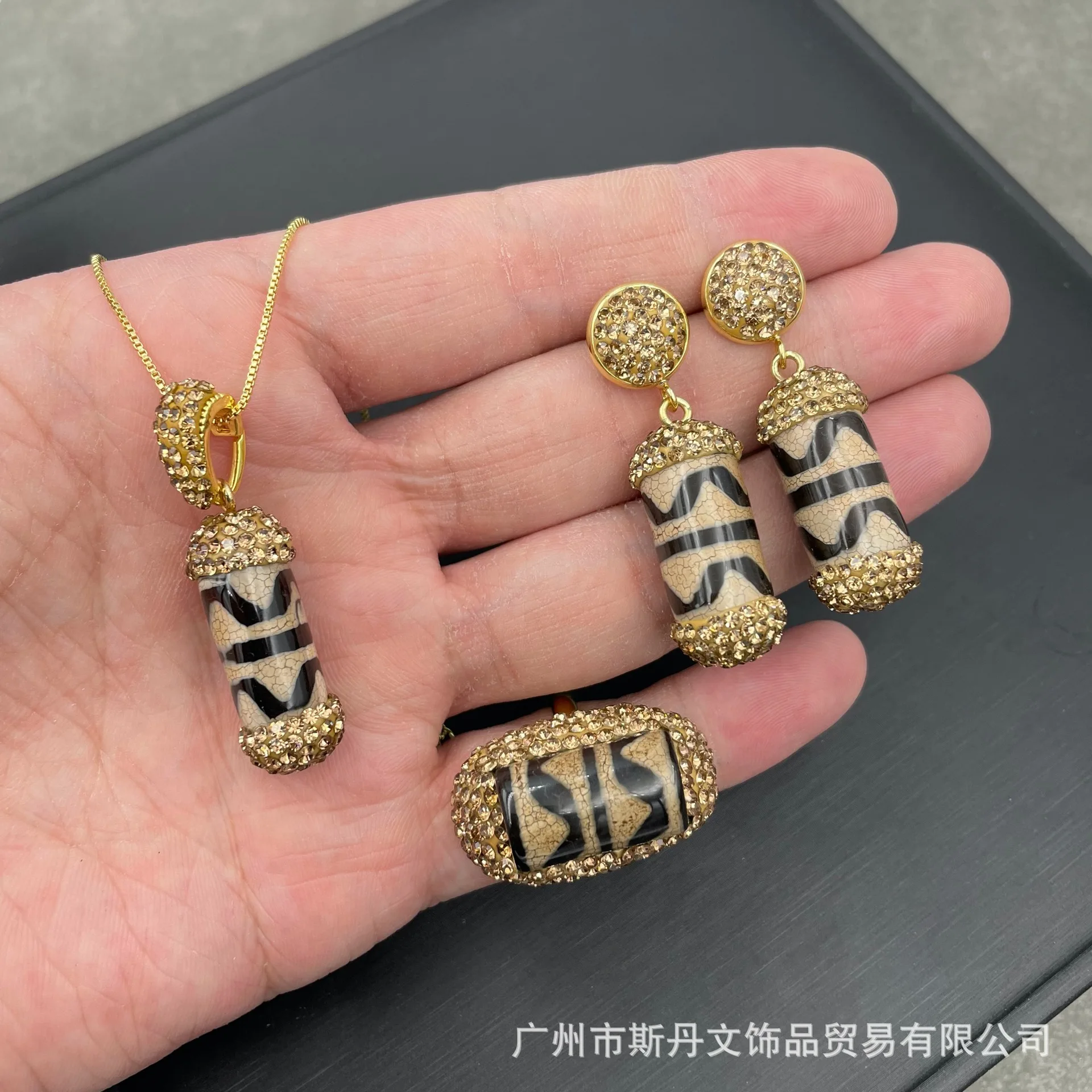 

Ethnic style Xizang jewelry dzi bead set personalized inlaid jewelry color retention factory crystal, necklace earrings ring