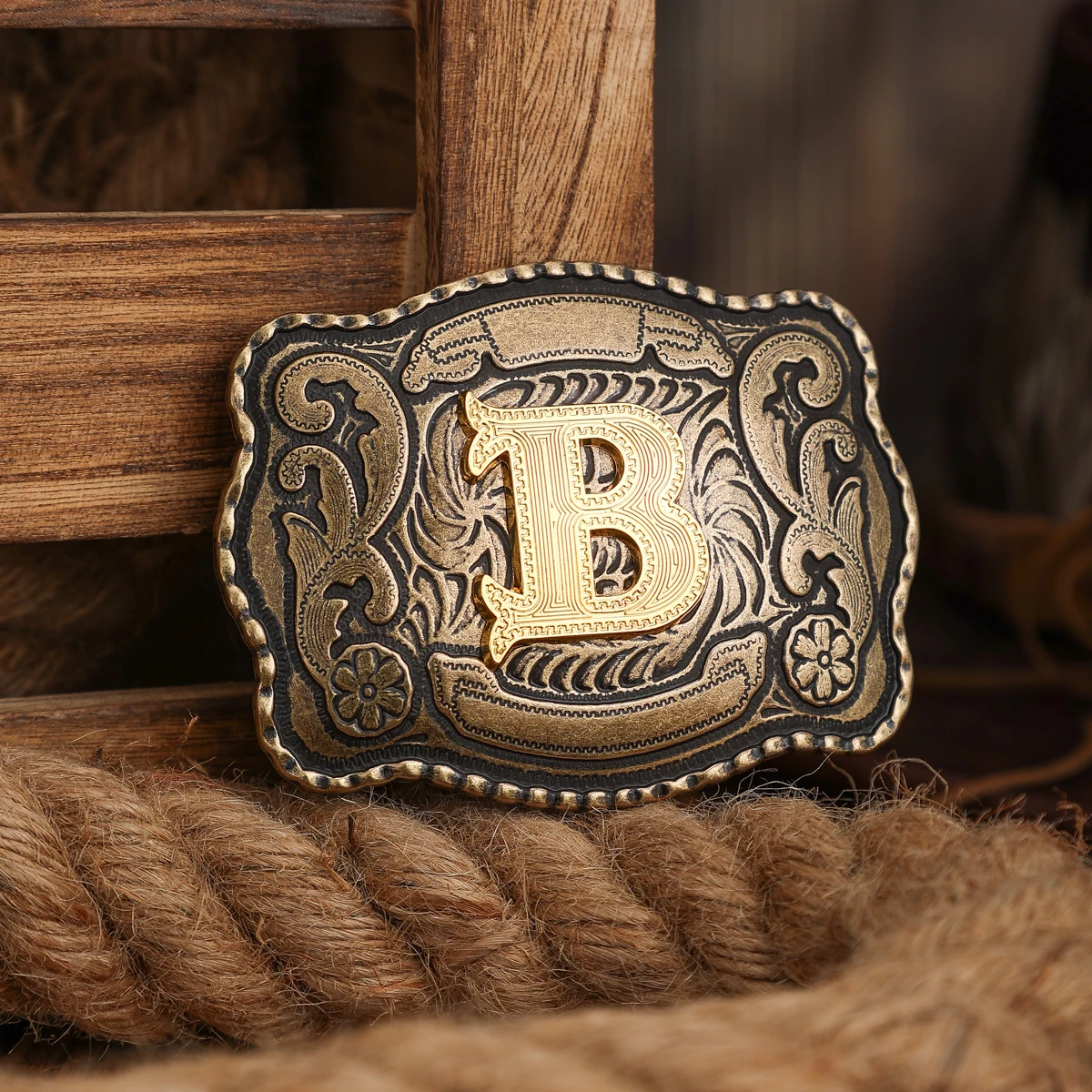 مشبك حزام على الطراز الغربي مصنوع من مادة معدنية، مع مشبك حزام قديم وإبزيم واحد بأحرف منقوشة