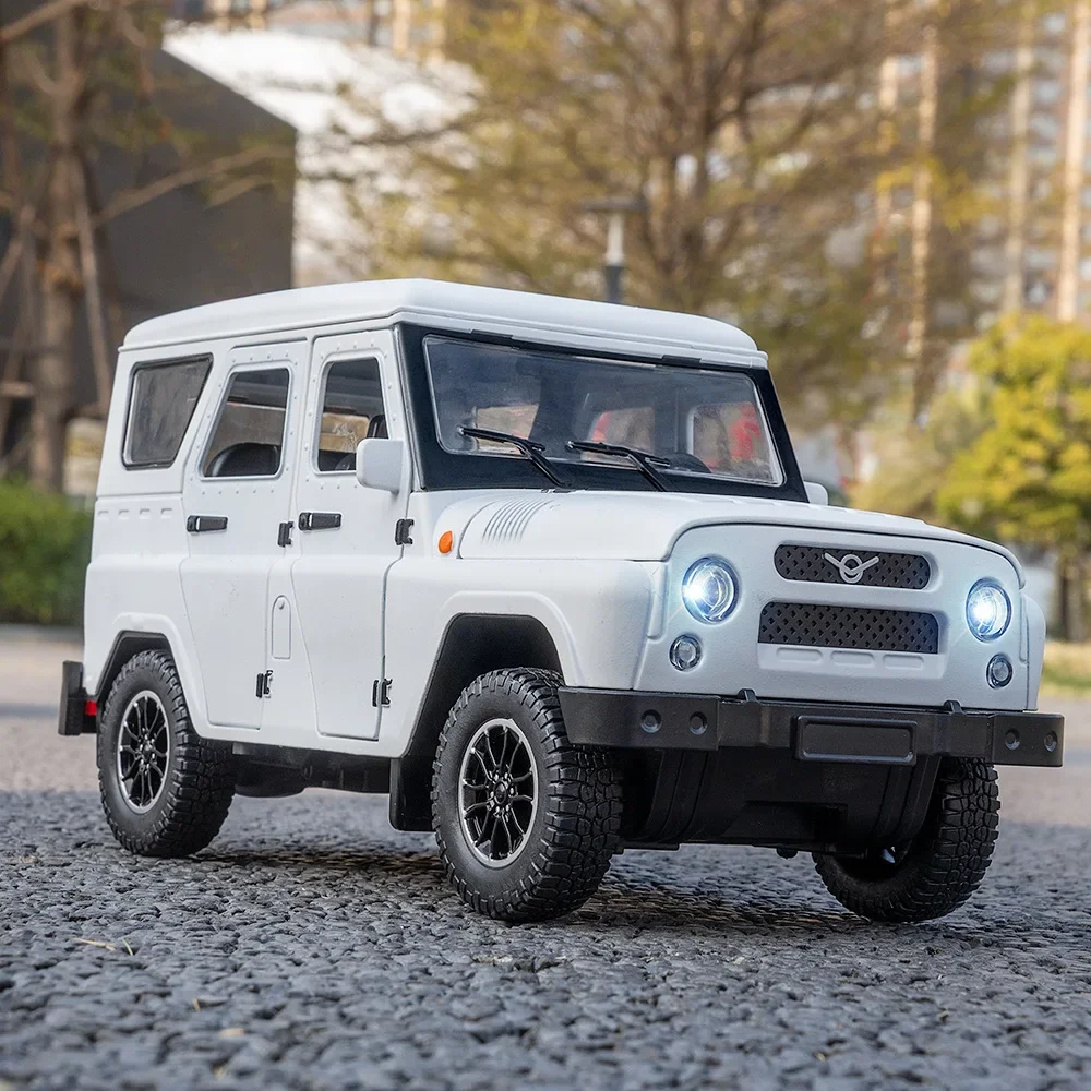 รถของเล่นโมเดล UAZ HUNTER ขนาด 1:18 รถออฟโรด ผลิตจากโลหะผสม แบบหล่อขึ้นรูป พร้อมประตูเปิดได้ มีเสียงและไฟ  แบบดึงหลัง สำหรับเด็ก เป็นของขวัญ