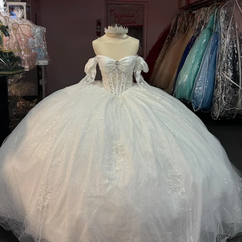 

Белое блестящее бальное платье Quinceanera, платья с открытыми плечами, аппликация, кружево, бисер, кристалл, тюль, вечерние, день рождения, сладкое платье 16, жилет