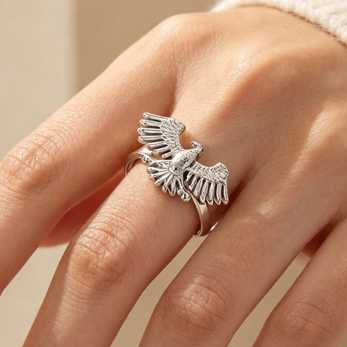 Goldfarbener Adler-Offener Ring aus Edelstahl, Fliegender Vogel, Falken, Verstellbarer Statement-Fingerring für Damen und Herren, Trendiger Tierschmuck – Detail 2