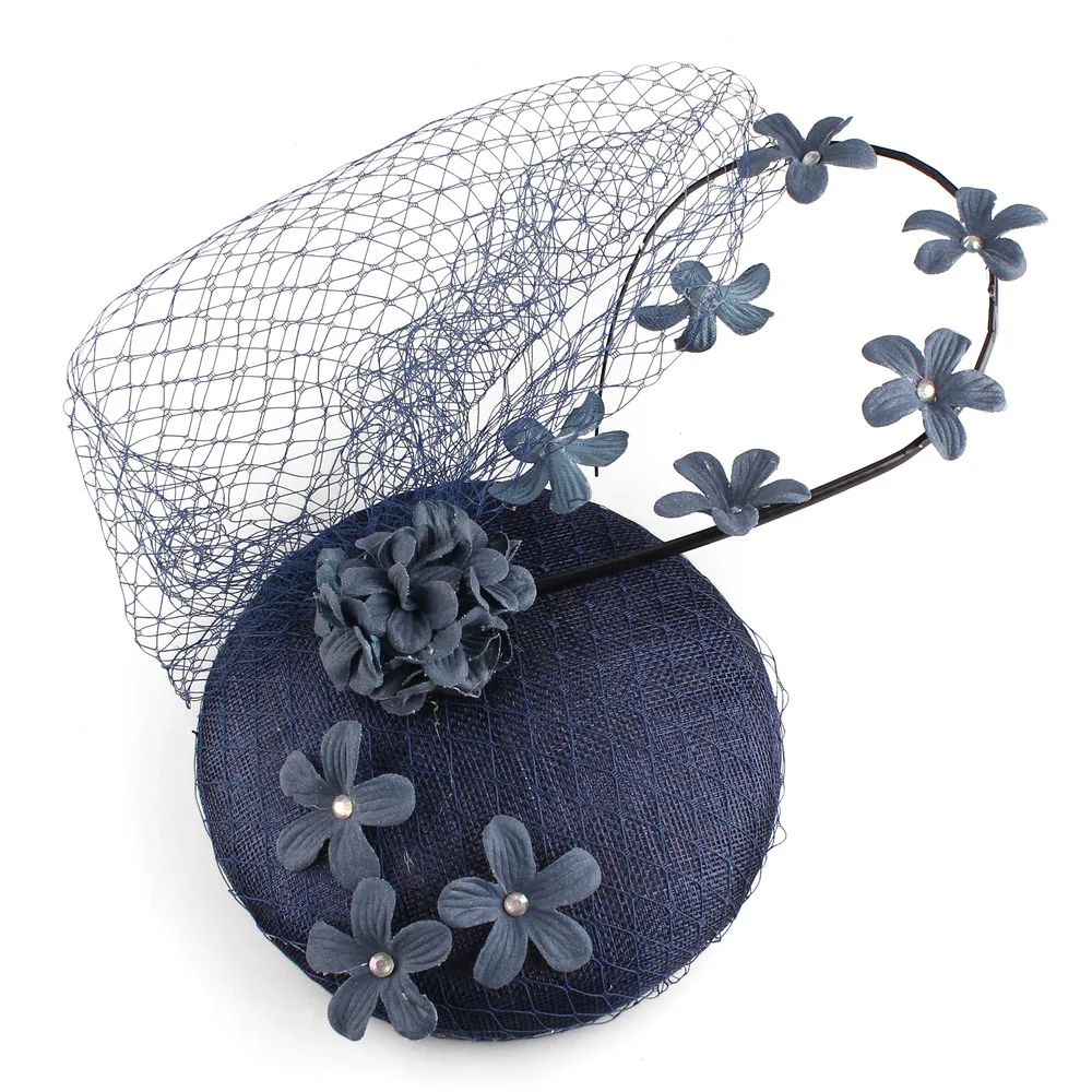 Elegante Sinamay-Haarschmuckstücke für Damen, hochwertige Hutmode mit Blumenschleiern, modische Braut-Haarkappen und Kopfschmuck mit Blumen. – Detail 9