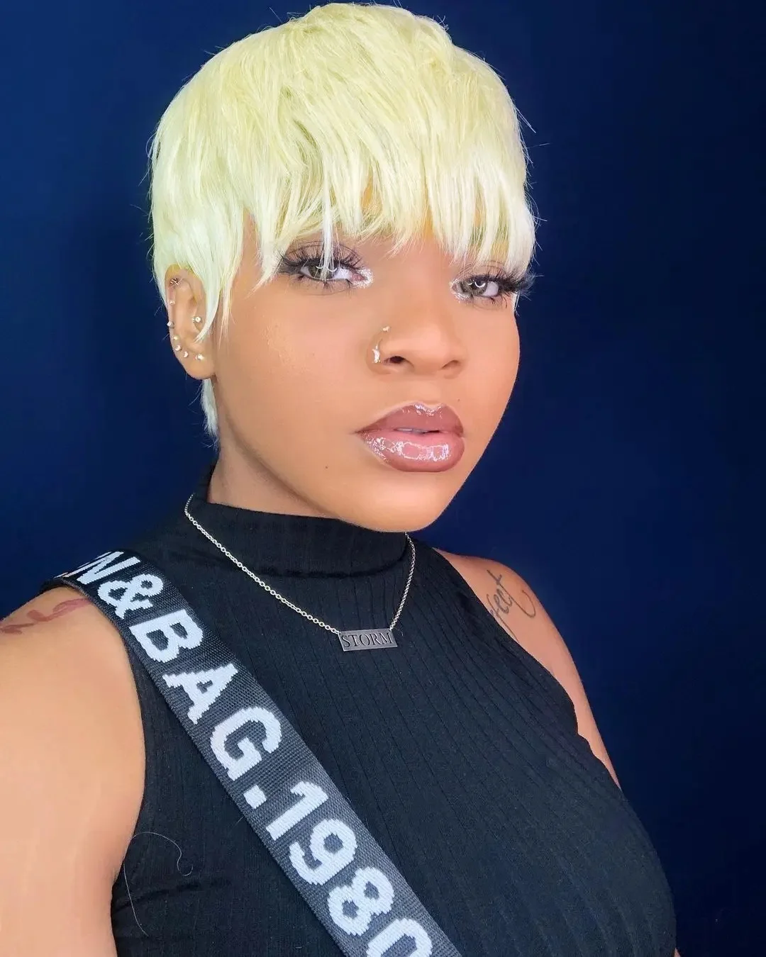 613 カラー ショート ストレート 6 インチ 150% 密度機械製ピクシー カット人毛ウィッグ