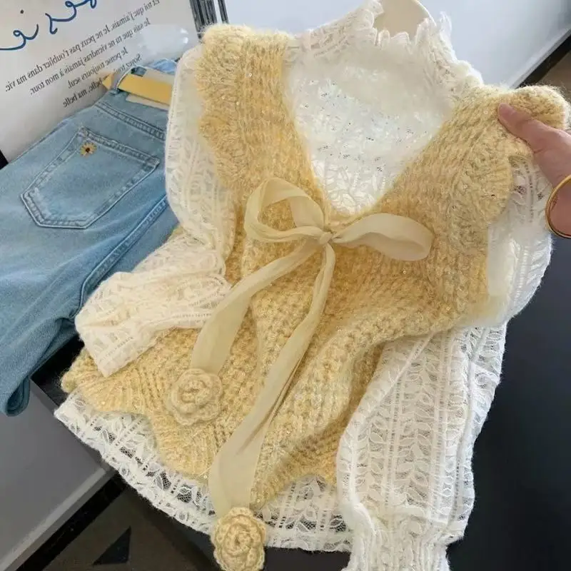 

Женский комплект из двух предметов: вязаная базовая рубашка с кружевными рукавами-колокол и топ для создания привлекательного образа в стиле милой девушки, свободный крой, длинный рукав.