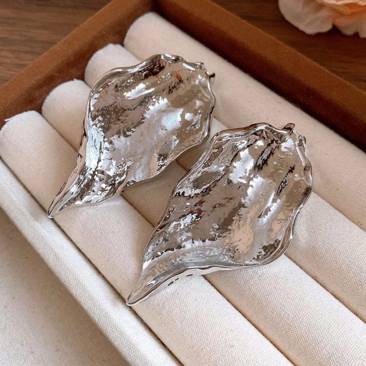 Einzigartiges Design Große Blatt-Statement-Ohrstecker für Frauen, Gekräuselte Gehämmerte Bunte Emaille-Baumblätter-Ohrringe, Partyschmuck – Detail 21