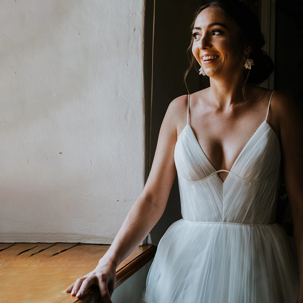 السباغيتي الأشرطة المتدرج مطوي تول مفتوح الظهر ثوب زفاف مخصص المنخفضة قطع الخامس الرقبة شبكة فرشاة قطار ريفي فستان الزفاف