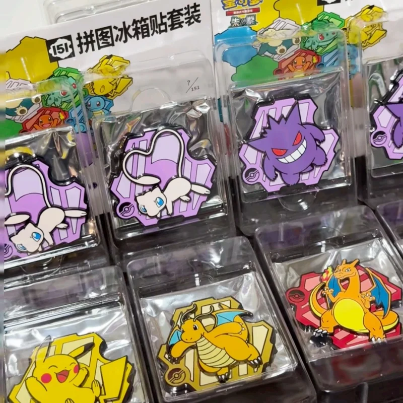 Original pokemon ptcg coletado 151 escarlate e violeta caixa de presente chinês cartões de negociação quebra-cabeça ímãs de geladeira conjunto brinquedo colecionável