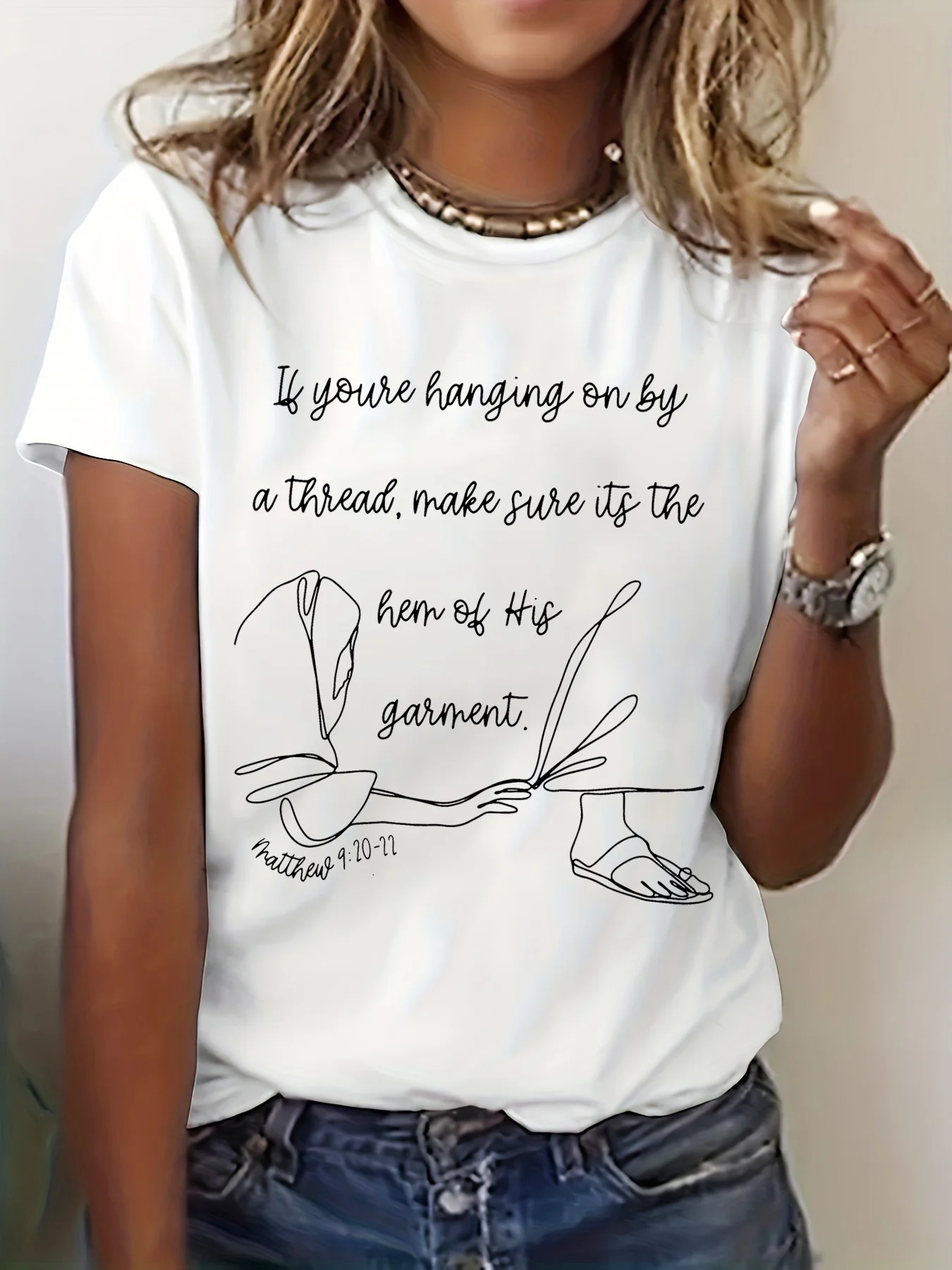 T-shirt pour femme « Hanging On By A Thread » - Matthew 9:20-22, imprimé graphique inspiré de la foi, pour un usage quotidien décontracté