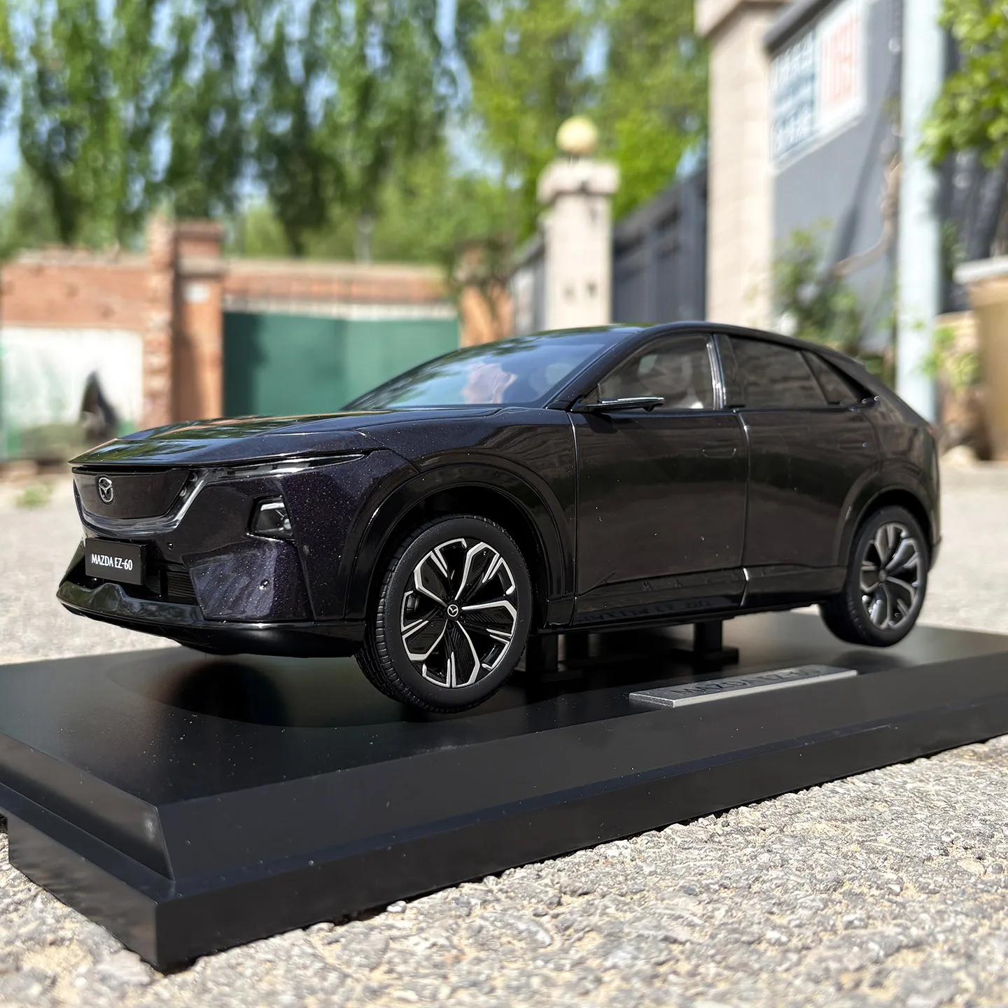 1:18 Original Model,MAZDA EZ-60 EZ60,Electrical Power SUV,Alloy Car Model for Display,Gift and Collection