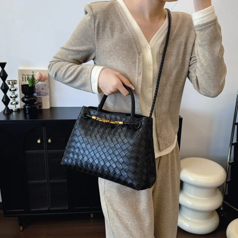 Женская сумка 2025: однотонная, клетчатая текстура и щедрая вместимость — идеальная сумка через плечо для повседневных поездок и путешествий.