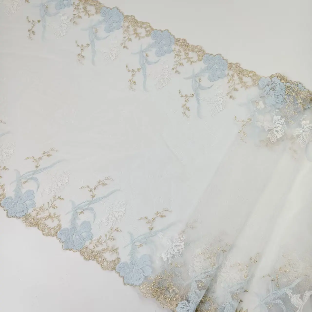 encaje-bordado-con-hilo-dorado-brillante-y-flores-azules-accesorios-hechos-a-mano-ancho-39-cm