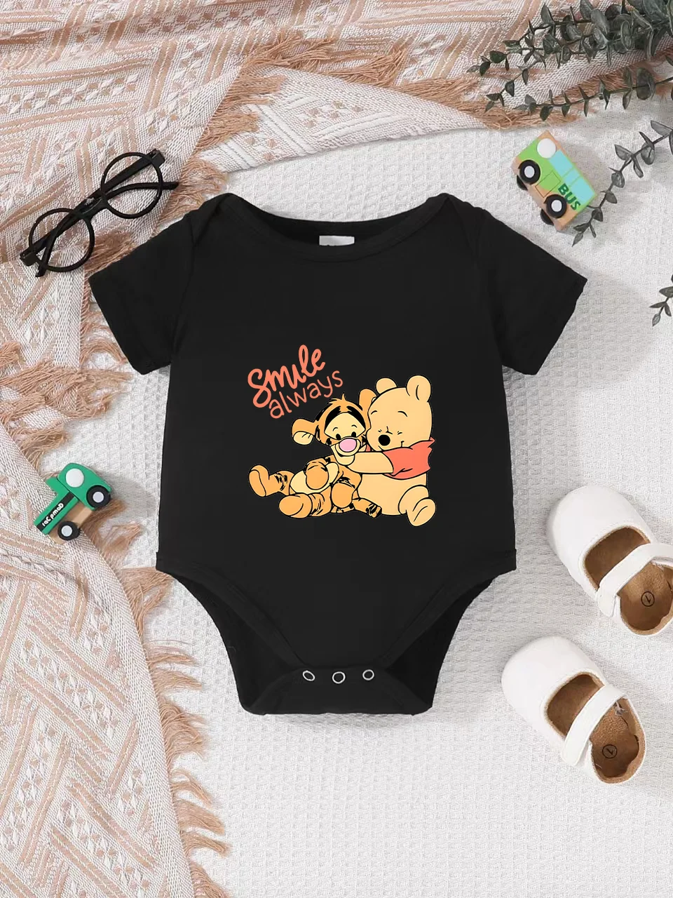 Lizenzierter Potdemiel Baby-Body mit Winnie Pooh & Tigger-Aufdruck. Schönes Design, weiches Material, perfekt für Partykleidung – Detail 3