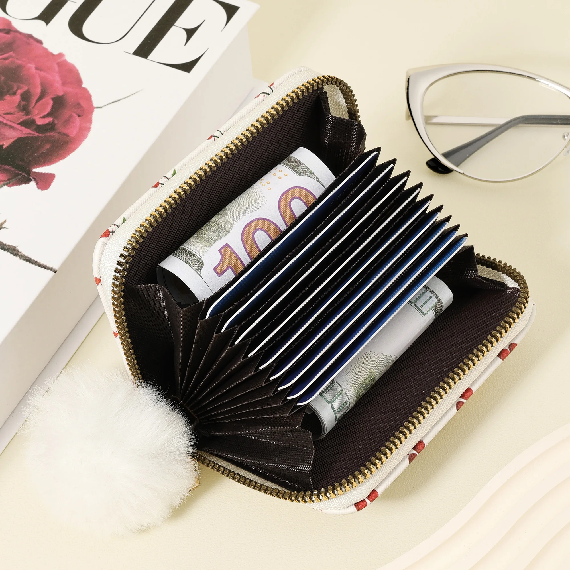 패셔너블하고 고품질의 신용카드 수납 가방, 심플하고 캐주얼하며 여러 카드 슬롯이 있어 정교한 폼포 장식으로 꾸며져 있습니다.