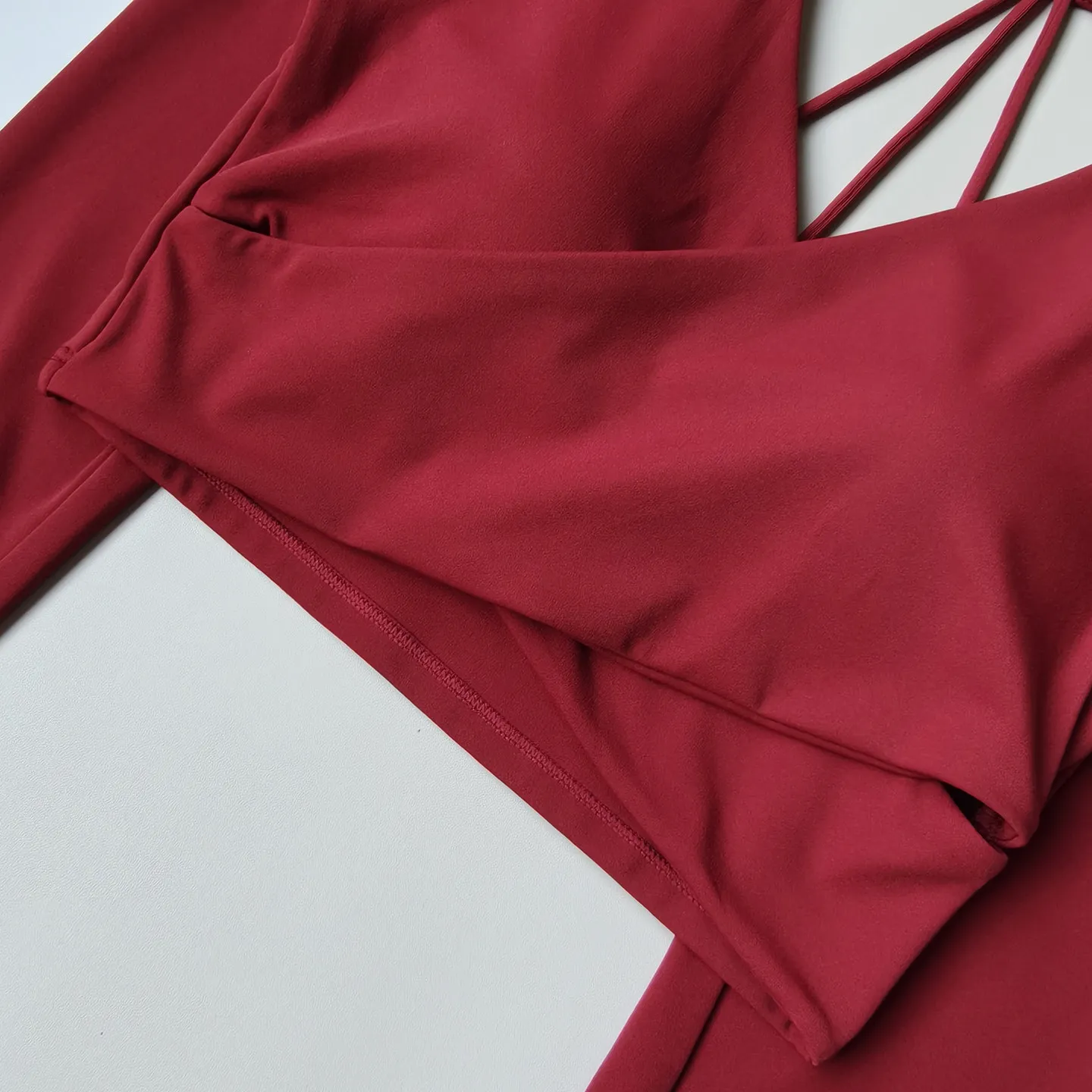 Damen-Yoga-Top mit Kreuz-V-Ausschnitt, langen Ärmeln und Brustpolster, schmal geschnittenes Pilates-Trainings-Top mit bauchfreiem Design für Fitness und Laufen – Detail 9