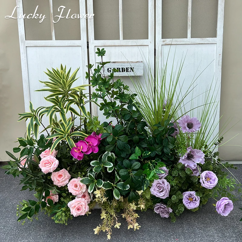 結婚式の装飾のための人工のカラフルな花の列、花の背景の装飾、花輪の吊り下げ、道路をリードする床