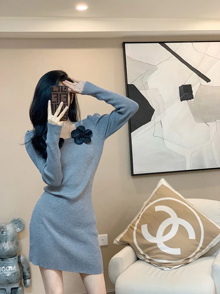 Jesienna nowa sukienka damska, podkreślająca talię, wyszczuplająca, z kwadratowym dekoltem, stylowa, dzianinowa, jednolita, zakrywająca pośladki, krótka spódnica.