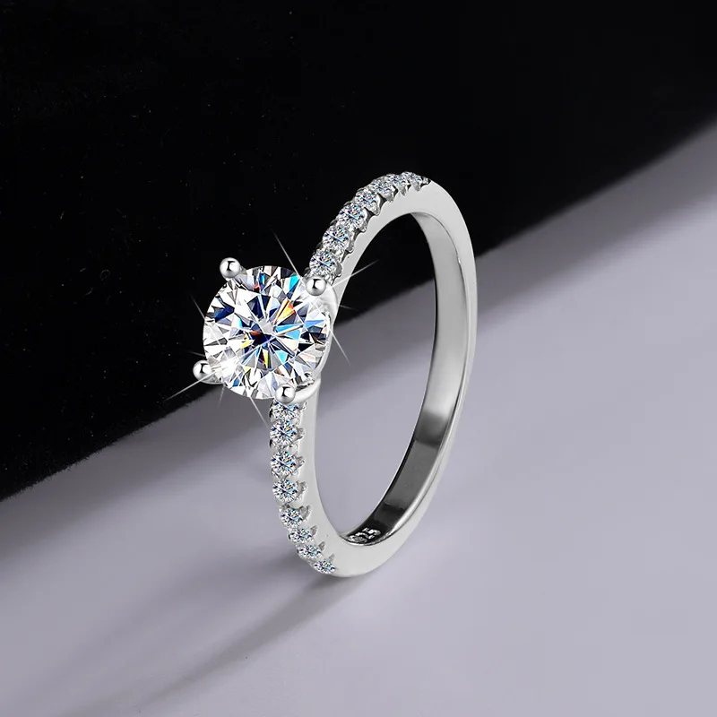 

High-quality Silver Simple Four-prong Moissanite High-end and Fashionable Birthday Gift and Wedding Ring