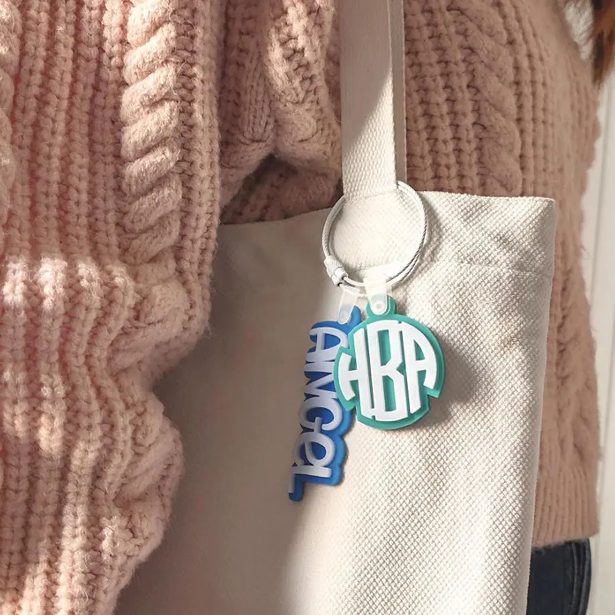 Personalisierter zweifarbiger Schlüsselanhänger | Funky Bubble Style Acryl-Rucksackanhänger, Schulranzenanhänger, personalisierter Namensanhänger, Schlüsselanhänger, Gepäckanhänger – Detail 3