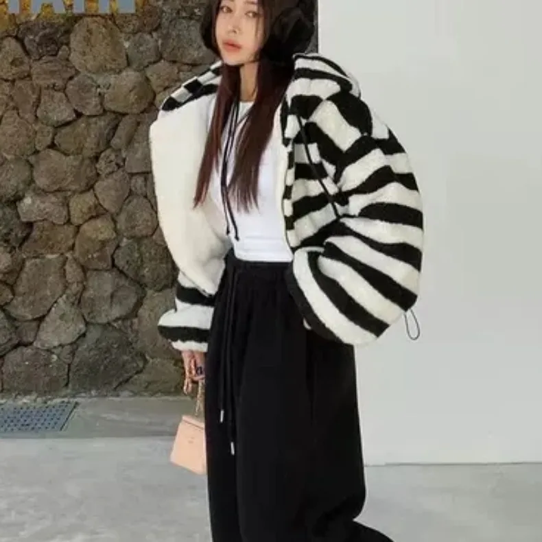 

Женское хлопковое курто с капюшоном и шнурком, теплый мех ягненка в полоску, осень-зима, новый модный универсальный персональный топ