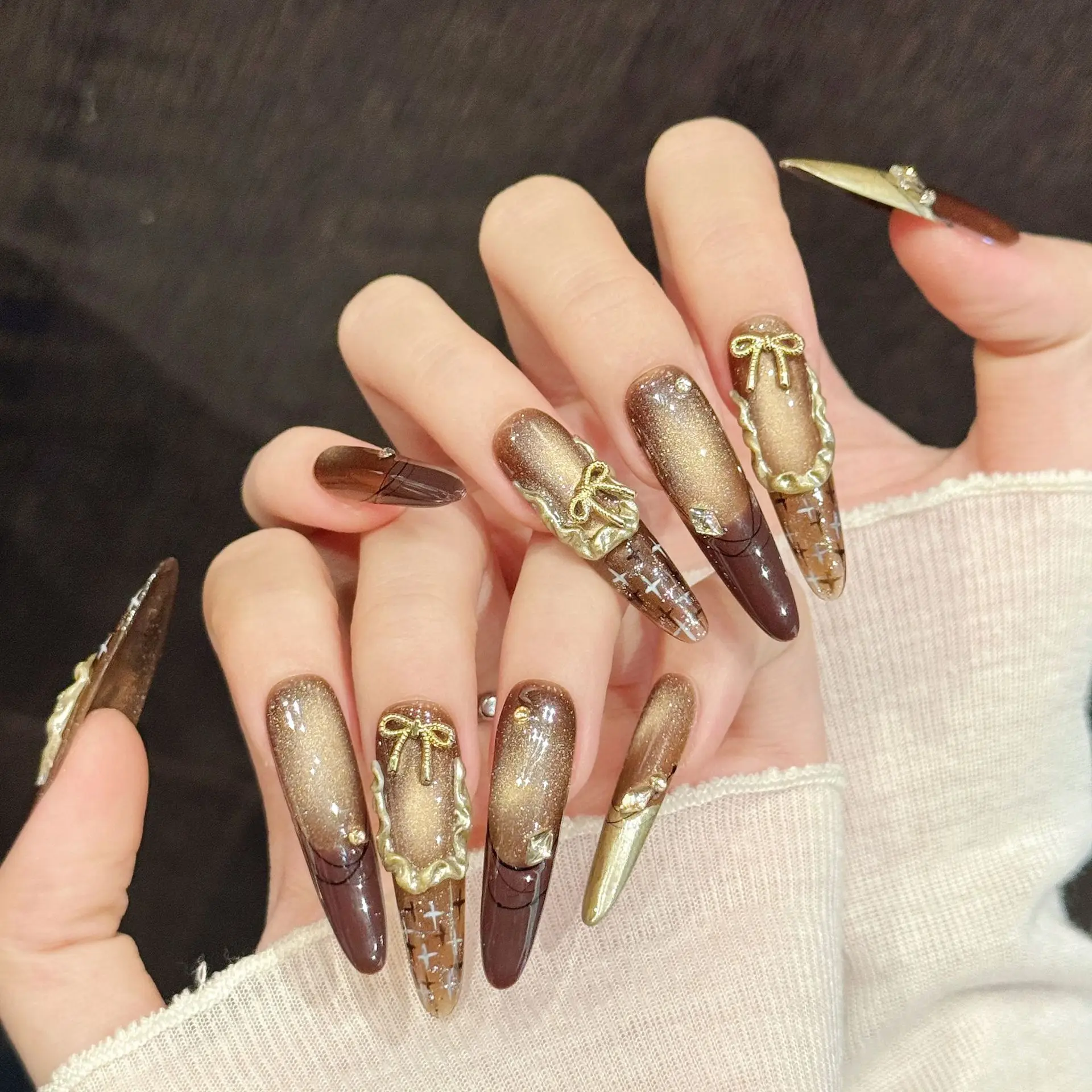 

10pcsLight Luxury Handmade Long Stiletto Press On Nails Retro Brown Gold Gradient Metal Strip Bow Design Fake Nail Wearable Nail