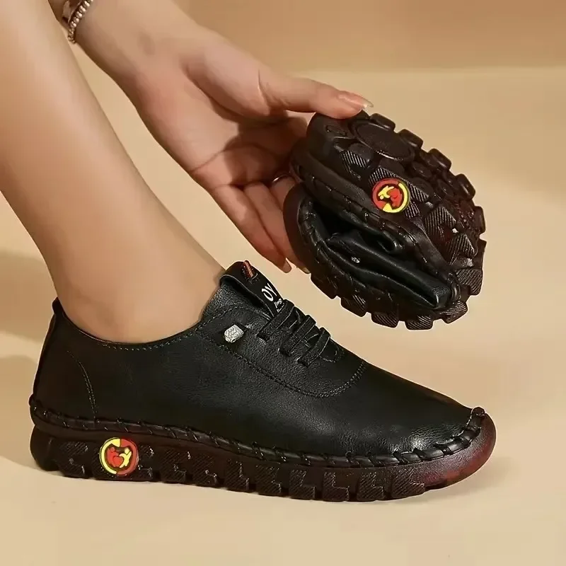 Sepatu pantofel kulit wanita, Kasut olahraga Multi warna lembut nyaman berpergian, luar ruangan kasual ukuran besar untuk ibu