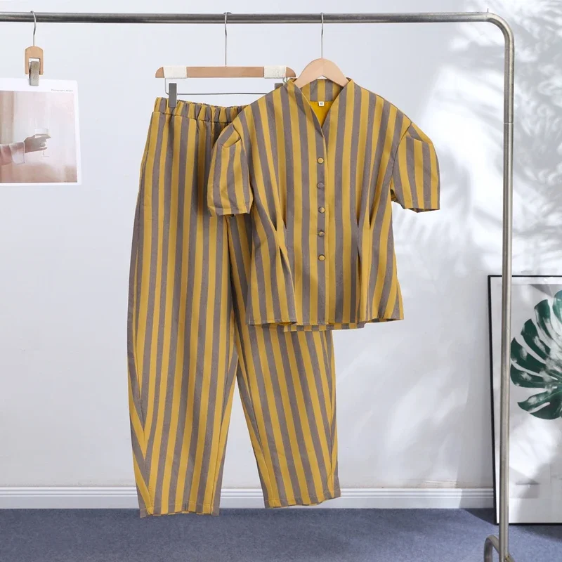 Lässiger gestreifter Hosenanzug für Damen: Locker sitzende Jacke mit V-Ausschnitt und langen Ärmeln, hochtaillierte gerade Hose – Sommer-Set 2026 für Damen – Detail 17