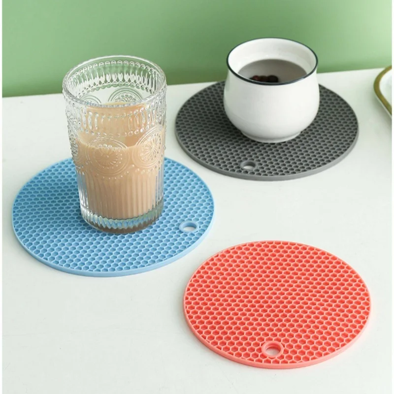 Circular honeycomb silicone non-slip mat, heat-resistant pot holder, kitchen table mat with hanging holes