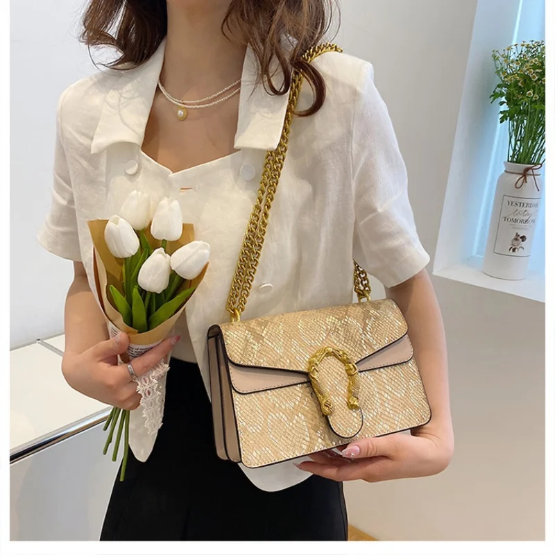 

Stylish women's shoulder bag with chain crossbody bag with snakeskin texture