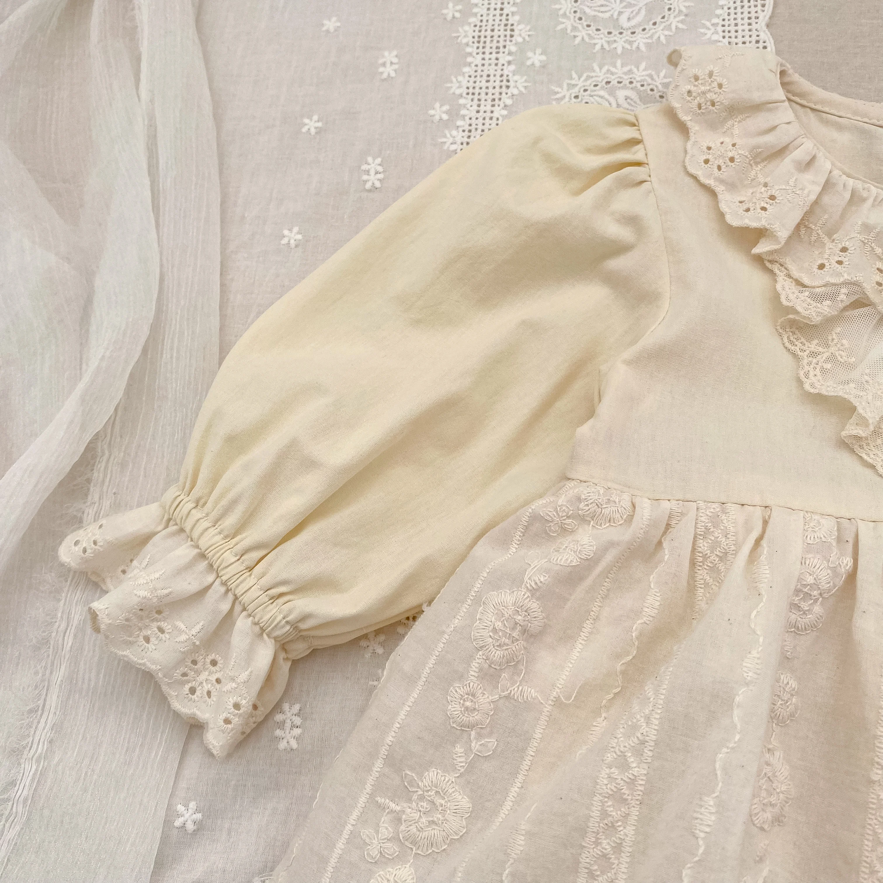 Baby-Mädchen-Strampler im Vintage-Stil mit Spitze, Rüschenkragen, langen Ärmeln, Baumwollrock mit Stickerei, Body, Neugeborenen- und Säuglings-Prinzessinnen-Outfit, 0–24 Monate. – Detail 9