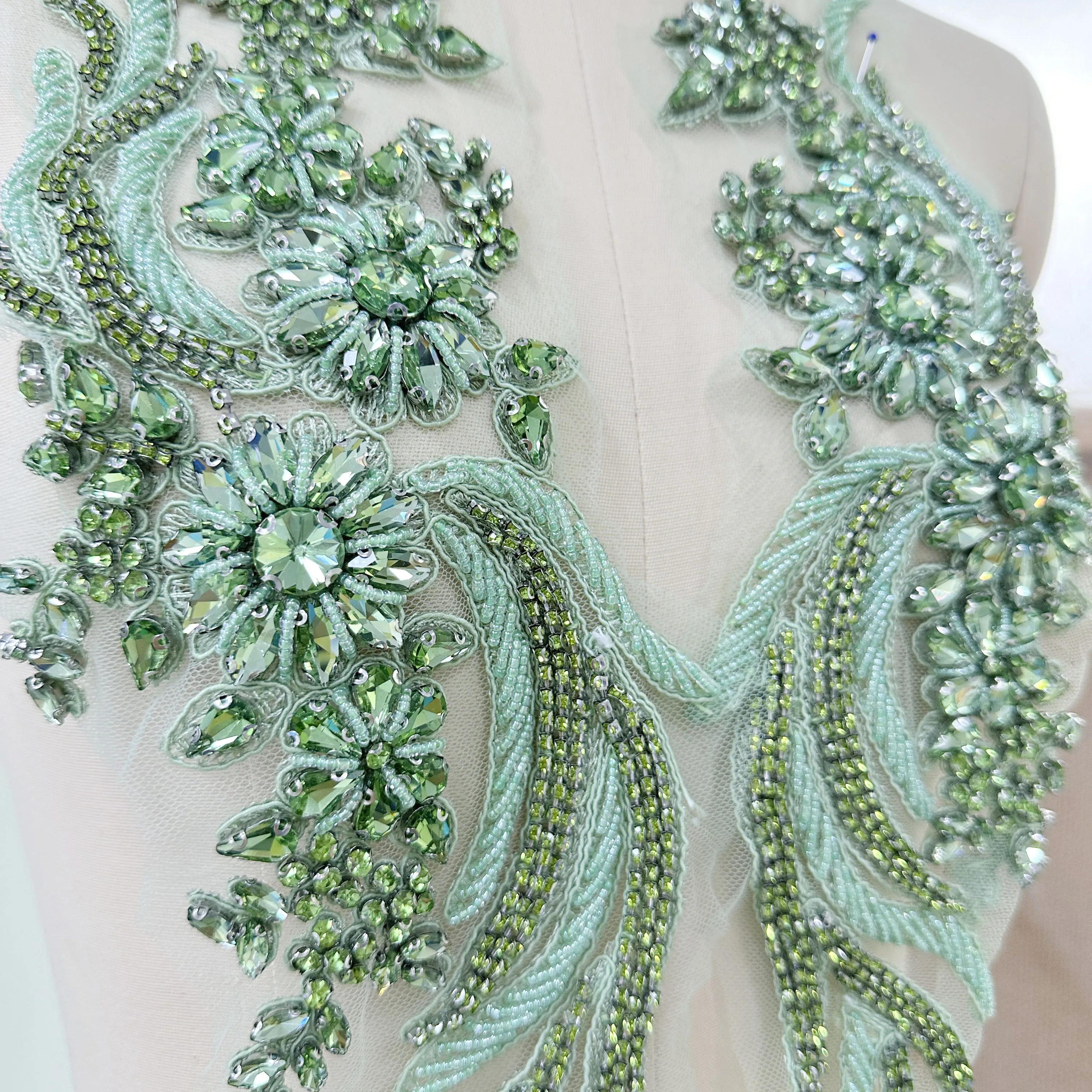Apfelgrüne Phoenix-Strass-Applikation mit Perlen, Kristall-Brautkleid-Oberteil, Cape Couture Kristall-Applikation – Detail 2