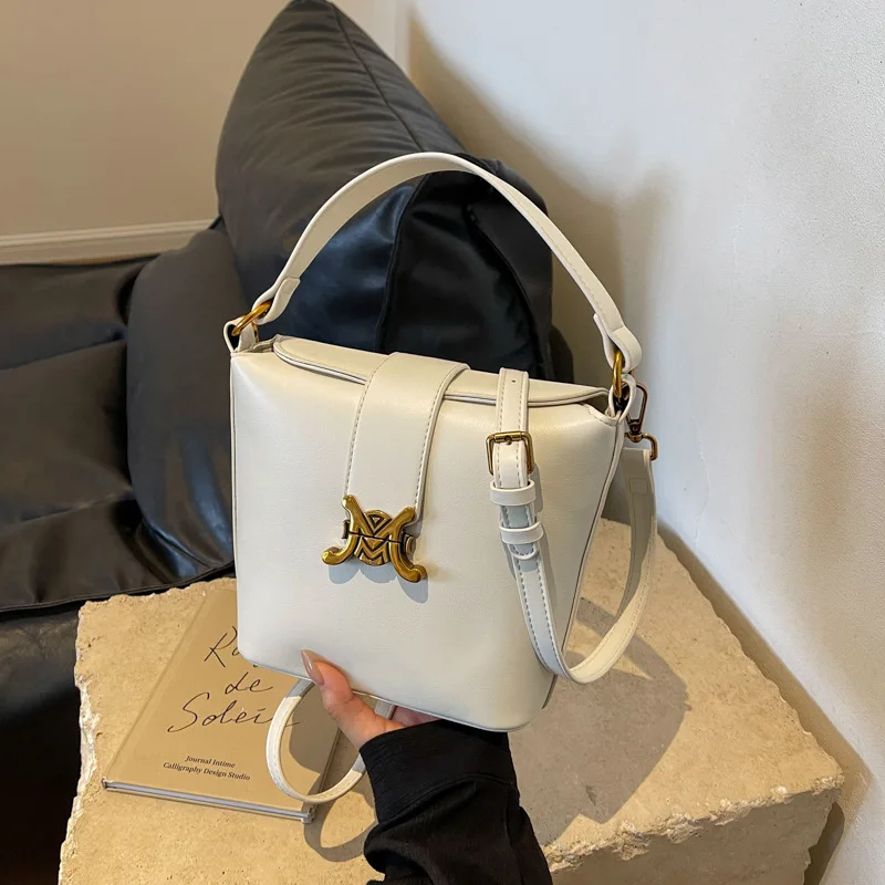 

Исцеляющий потолокTrendy 2025! Женская сумка Triomphe — вдохновленная картофелем фри — модная универсальная сумка, стиль ведра через плечо/через плечо