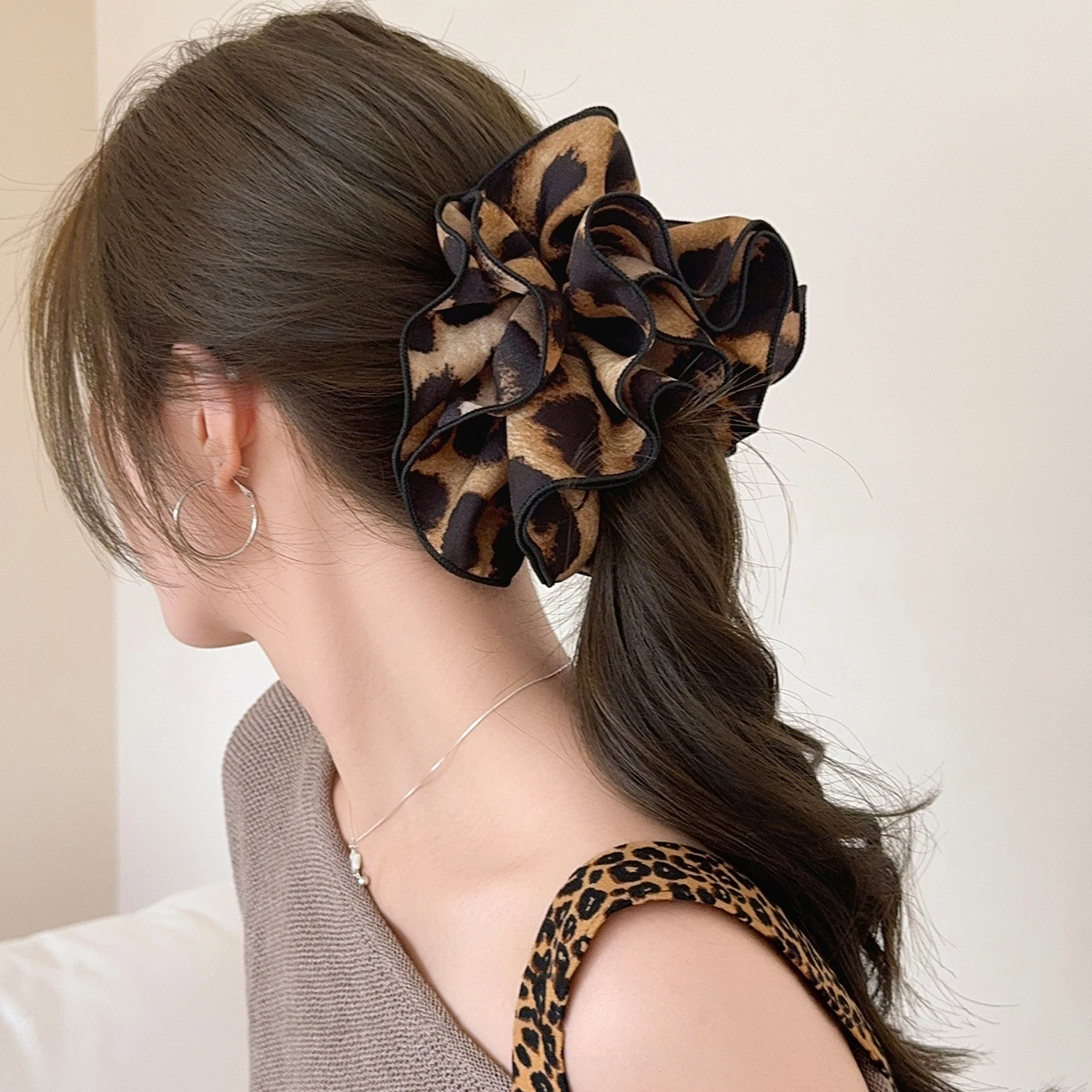 1 Stück Retro-Haargummi mit Leopardenmuster, quadratisch, großer Darm-Haargummi, neues Haarband für niedrige Pferdeschwänze, großes Haar-Accessoire – Detail 2