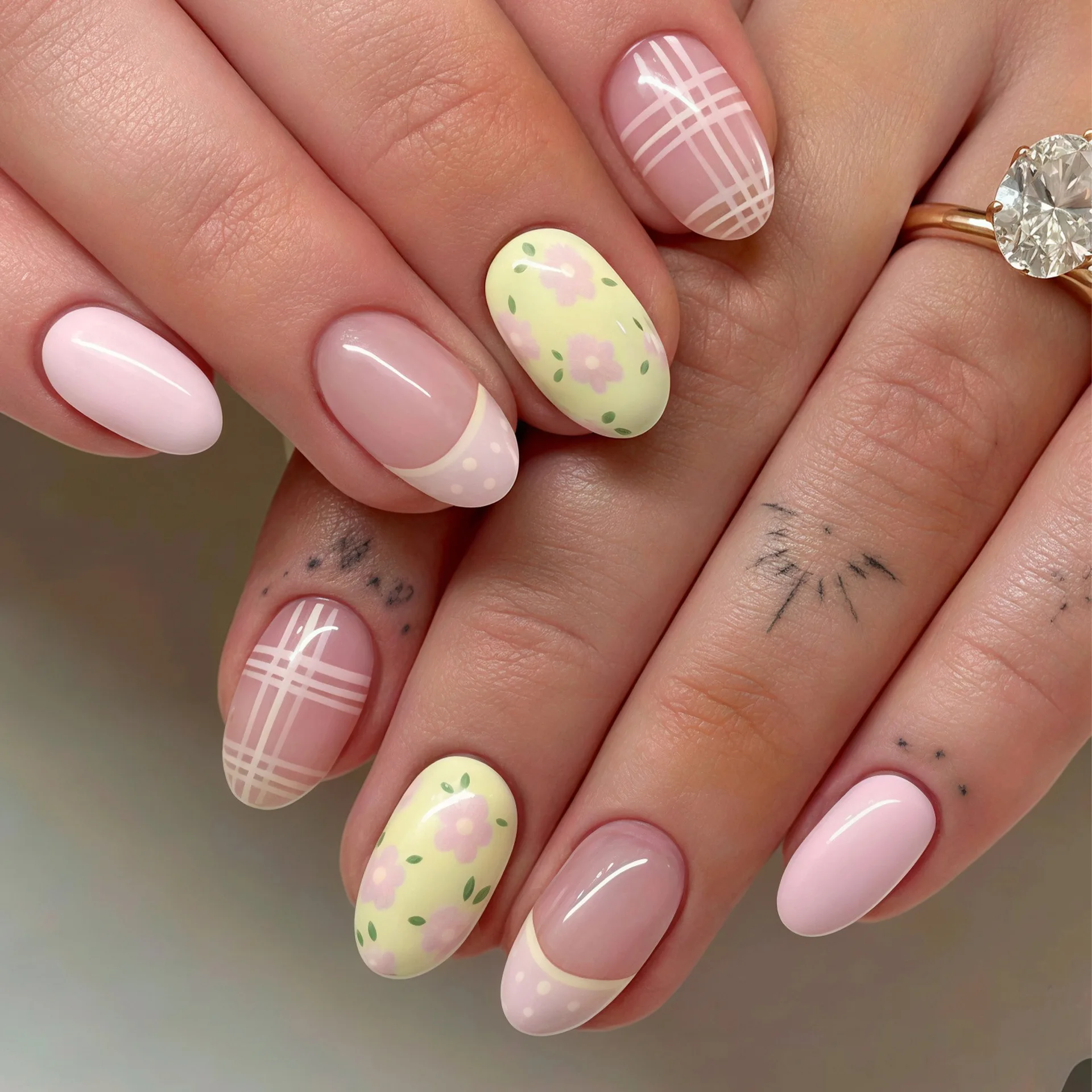 24PCS Pink Yellow Short Oval Press on Nails Floral Plaid Polka Dot Print French Tip Sweet Cottagecore Style Reusable False Nails