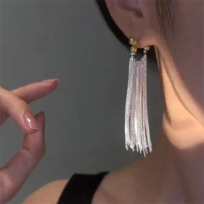 Elegante vergoldete Zirkonia-Schneeflocken-Ohrringe mit langen Quasten für Damen, Strass-Tropfenohrringe, Partygeschenk – Detail 7