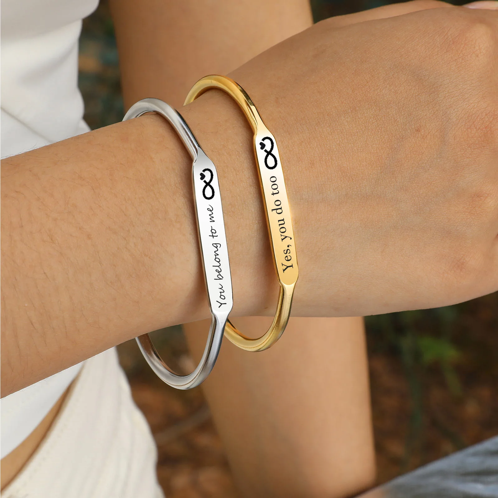 Pulsera de nominación de joyería de pareja de acero inoxidable personalizada mensaje grabable, símbolo de regalo romántico de diseño abierto del amor eterno